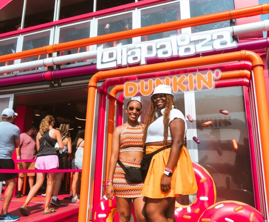 A Dunkin' House voltou ao local do Lollapalooza com um espaço de dois andares produzido pela Live Nation.