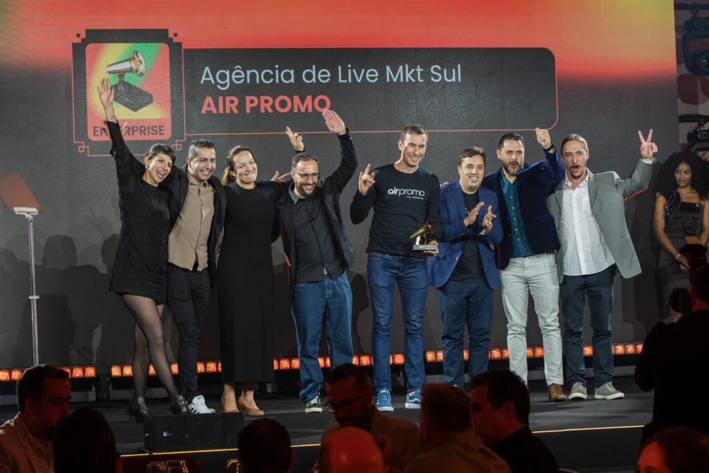 Equipe da Air Promo de Curitiba comemora a conquista do Prêmio Live 2024como agência Regional Sul de 2024.