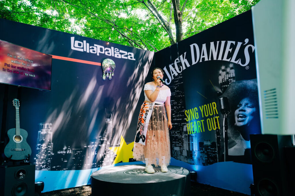 A Jack Daniel's ofereceu uma experiência de karaokê em que os convidados podiam cantar, tirar fotos e assistir a apresentações de DJs ao vivo.