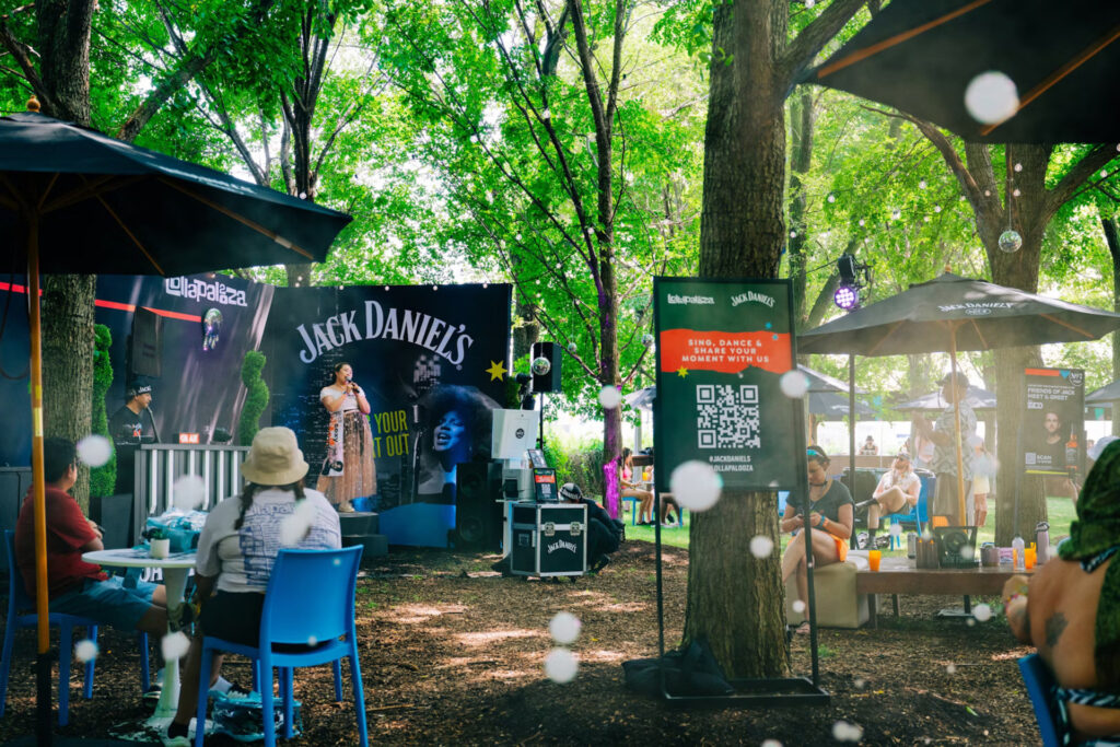 A Jack Daniel's ofereceu uma experiência de karaokê em que os convidados podiam cantar, tirar fotos e assistir a apresentações de DJs ao vivo.