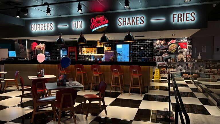 Johnny Rockets chega a Goiânia em parceria com o maior boliche da cidade