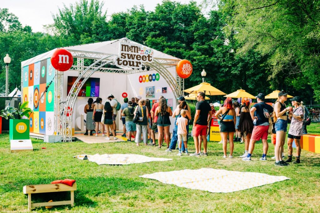 A M&M'S levou a The Sweet Tour ao Lollapalooza. Produzida pela The Øuterkind, a ativação repleta de doces ofereceu guloseimas e brindes, como bucket hats com a marca.
