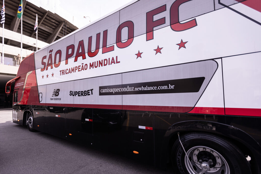 A New Balance, após o sucesso das camisas home e away lançadas no início do ano, realizou uma ação inovadora para revelar aos torcedores do São Paulo Futebol Clube detalhes exclusivos da tão aguardada terceira camisa da temporada 2024.