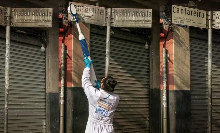 Sensodyne limpa placas de rua de São Paulo para promover a saúde bucal