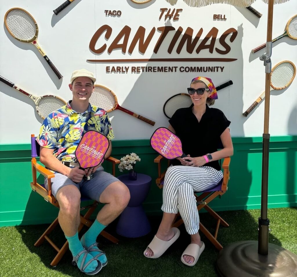 A Taco Bell abriu as portas da The Cantinas - uma experiência pop-up inédita com uma série de atividades de lazer inspiradas na terceira idade, desde golfe e pickleball até bingo e pintura de quadros de natureza morta, tudo decorado com toques retrô da amada marca de fast food.