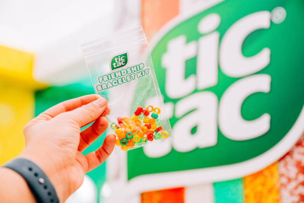 Na experiência da Tic Tac no Lollapalooza Chicago, os visitantes podiam ganhar kits de confecção de pulseiras da amizade cheias de miçangas coloridas inspiradas nos sabores da Tic Tac, como laranja, menta e morango.