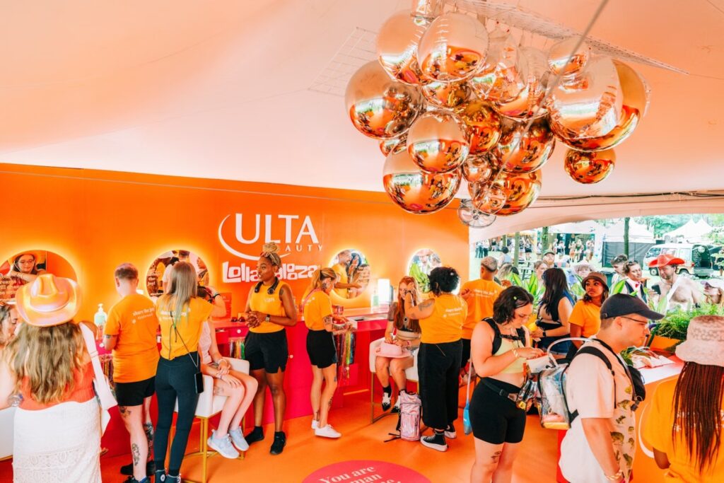 Na House of Joy da Ulta Beauty, produzida pela Live Nation, os convidados puderam se encher de glamour no estilo roqueiro. Os serviços de cortesia incluíam aplicação de tinturas nos cabelos, coloração temporária e maquiagem no “Glow Bar”.