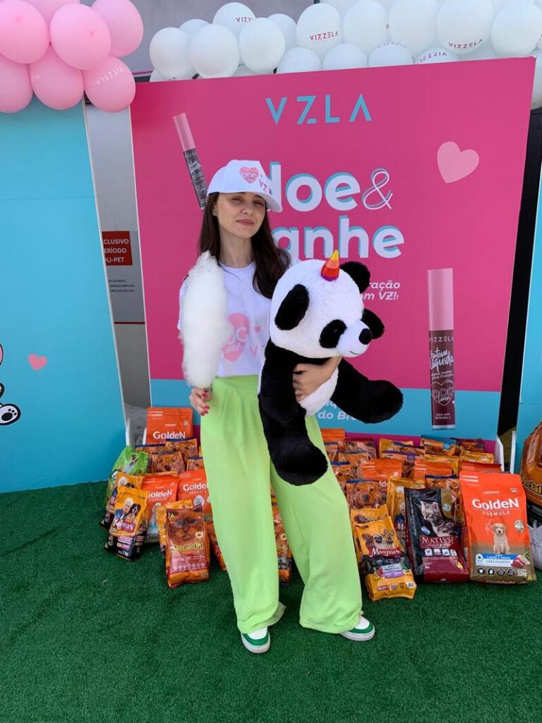 A Vizzela, marca de maquiagem vegana, realizou no dia 17 de agosto a 5ª edição do Dia Nacional Dog Lovers, superando todas as expectativas e arrecadando cerca de 13 toneladas de alimento para cães e gatos, um aumento significativo em relação às 9 toneladas coletadas em 2022.