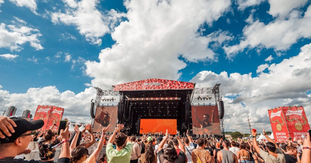 O Lollapalooza Brasil 2025 acaba de anunciar a abertura das vendas e os valores do Lolla Pass para a sua 12ª edição, que promete ser inesquecível. O festival, que acontecerá nos dias 28, 29 e 30 de março de 2025 no Autódromo de Interlagos, em São Paulo, trará diversas novidades para os fãs.