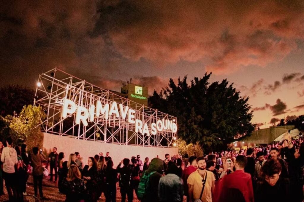 O Primavera Sound, festival bastante aguardado que havia conquistado o público brasileiro em suas duas primeiras edições, foi oficialmente cancelado em toda a América Latina. A notícia, divulgada nesta sexta-feira pelos organizadores nas redes sociais, causou grande surpresa e desapontamento entre os fãs de música.
