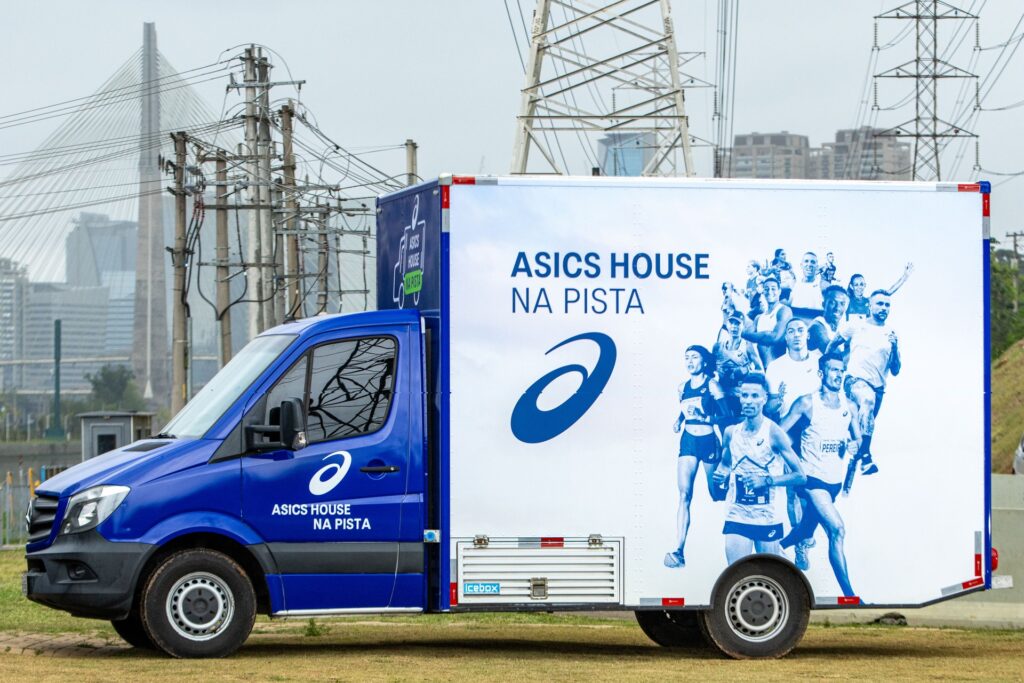 A ASICS, marca referência em equipamentos esportivos, anuncia a expansão do projeto "ASICS House", que levará a experiência da renomada casa do corredor para diversas cidades do Brasil por meio do projeto "ASICS House na Pista". A iniciativa, que teve início no Parque Bruno Covas, em São Paulo, agora oferece aos corredores a oportunidade de testar os mais recentes lançamentos da marca e contar com um ponto de apoio durante seus treinos.