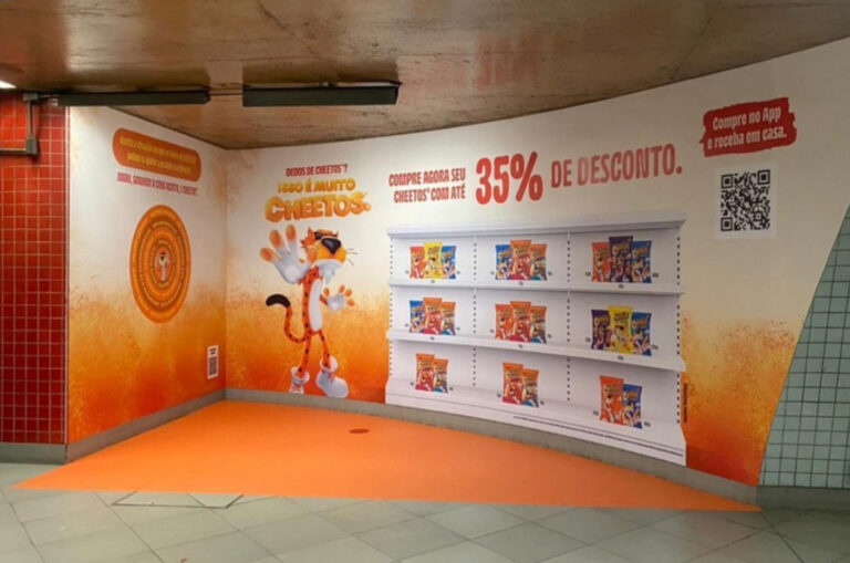 Chester Cheetah invade o Metrô de São Paulo e convida para uma jornada divertida com Dedos de Cheetos