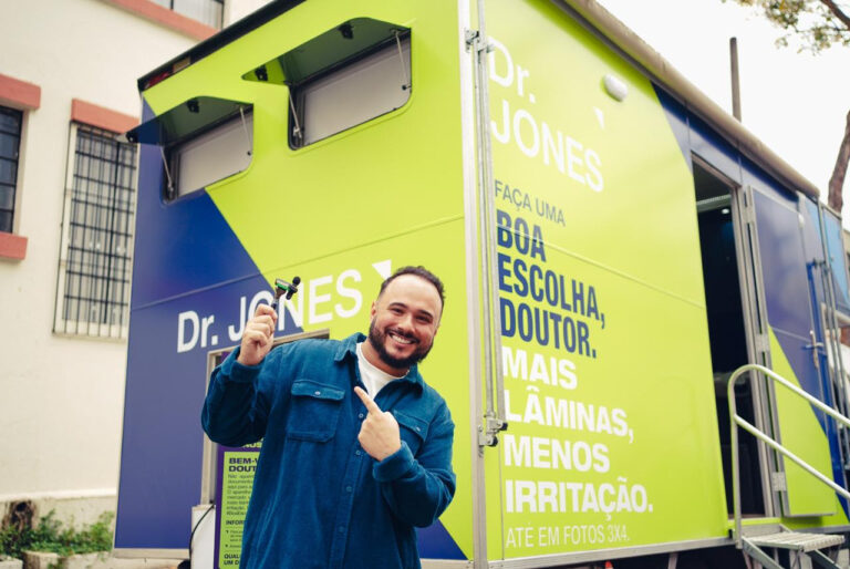 Dr. JONES transforma a rotina de tirar documentos com barbearia móvel em São Paulo