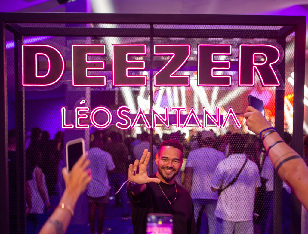 O Deezer Purple Door foi pensado para proporcionar uma imersão completa no universo do artista. Além do show, os fãs puderam participar de um Music Quiz, que testou seus conhecimentos sobre a carreira de Léo Santana, e de um meet & greet exclusivo com o cantor.