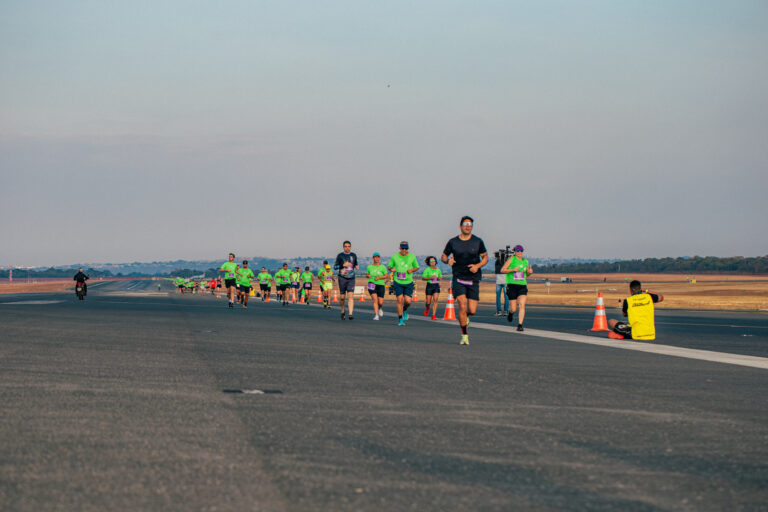 Flying Run Caixa Sunset BSB 2024 recebe 3 mil pessoas no Aeroporto de Brasília