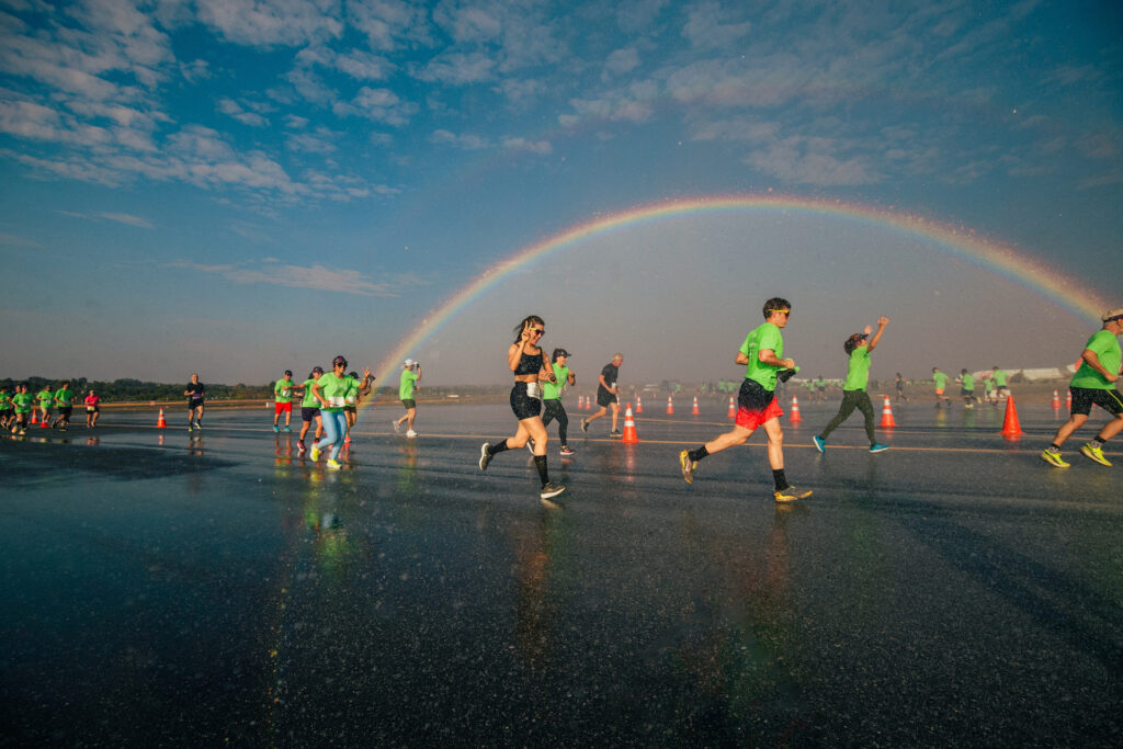 Brasília se transforma em uma passarela para corredores neste sábado. A pista de pouso e decolagem do Aeroporto Internacional de Brasília-Juscelino Kubitschek recebe a terceira edição da Flying Run Caixa Sunset BSB, um evento que promete emocionar atletas e espectadores.