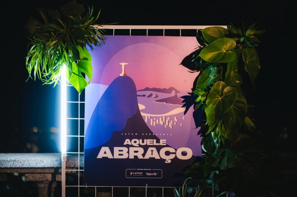 A LATAM Airlines realizou um evento único no coração da Cidade Maravilhosa, sob a imponente figura do Cristo Redentor, em que 60 convidados tiveram a oportunidade de vivenciar um show exclusivo de Gilberto Gil. O evento, intitulado “Aquele Abraço”, teve o objetivo de celebrar o espírito carioca por meio da música de um dos maiores ícones da cultura brasileira.