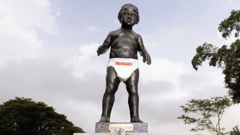 Huggies mostra seu poder de proteção com estátua gigante de um bebê usando fralda