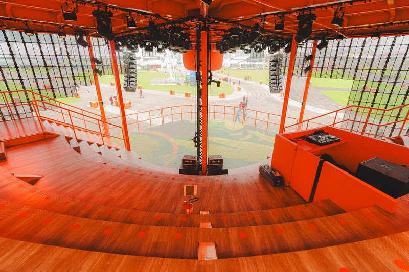 O Itaú Unibanco, em um ano especial, marcando seu centenário, traz uma experiência única para o Rock in Rio 2024. Com o objetivo de celebrar a rica cultura brasileira, o banco apresenta o Pavilhão Itaú, um espaço inovador e vibrante, projetado pelo renomado arquiteto Marcelo Rosenbaum.