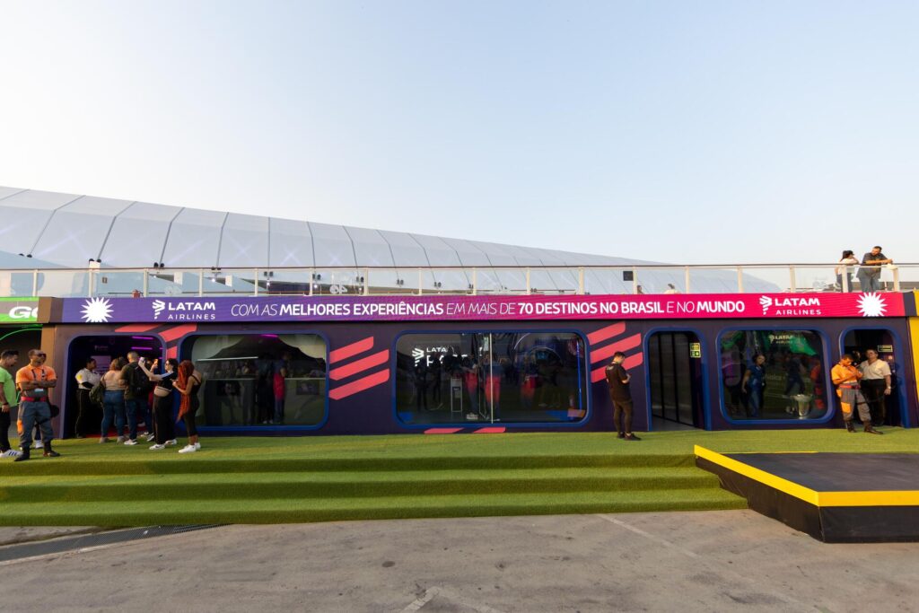 A LATAM Airlines Brasil, Companhia Aérea Oficial do Rock in Rio 2024, promete levar os fãs de música para uma jornada inesquecível dentro da Cidade do Rock. Com um espaço inovador e experiências imersivas em um mockup de avião, a companhia irá conectar a paixão pela música com a experiência de voar.