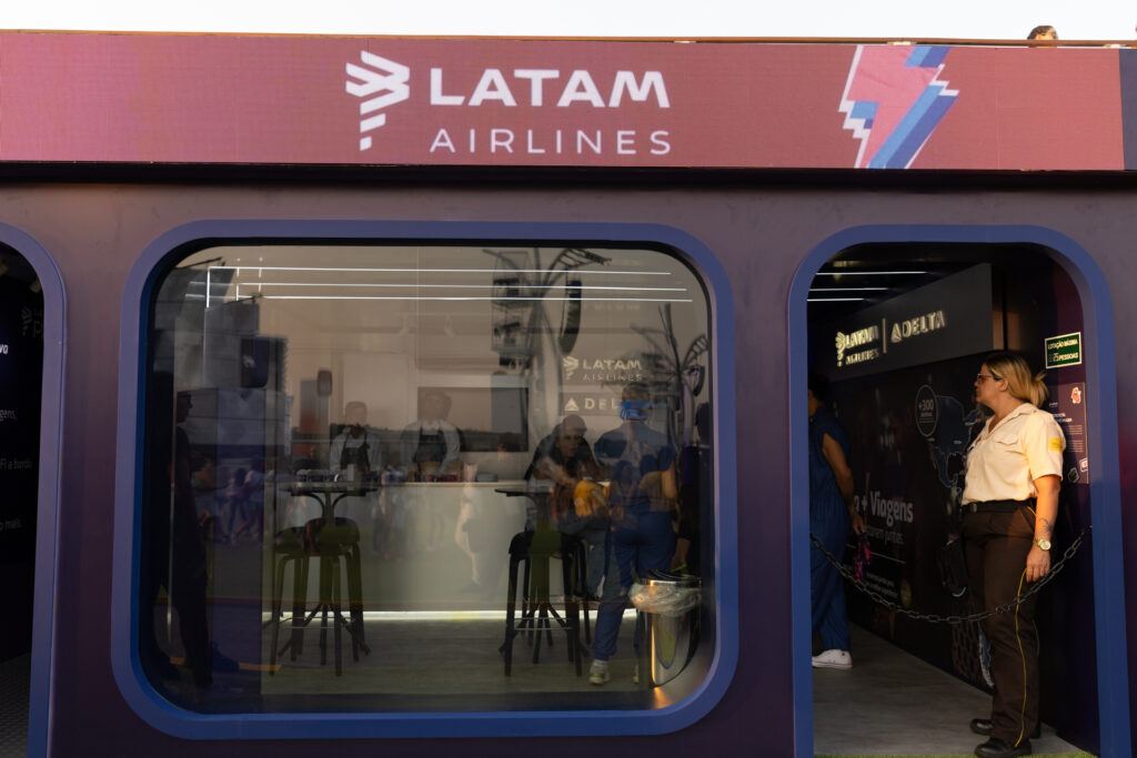 A LATAM Airlines Brasil, Companhia Aérea Oficial do Rock in Rio 2024, promete levar os fãs de música para uma jornada inesquecível dentro da Cidade do Rock. Com um espaço inovador e experiências imersivas em um mockup de avião, a companhia irá conectar a paixão pela música com a experiência de voar.