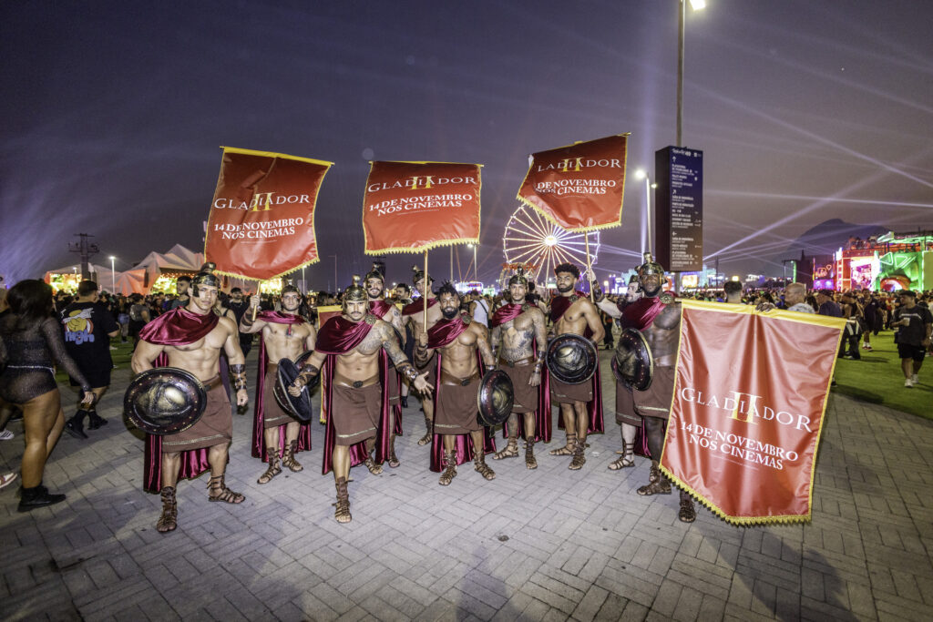 A Paramount Pictures leva ao Rock in Rio uma ação que vai bem além da música. Neste final de semana, os fãs de cinema também estão tendo uma experiência única com a presença de um times de gladiadores, para divulgar o lançamento de "Gladiador II", a aguardada sequência do clássico de 2000. Com isso, a Roma Antiga chega à Cidade do Rock, com uma ativação que promete encantar o público.