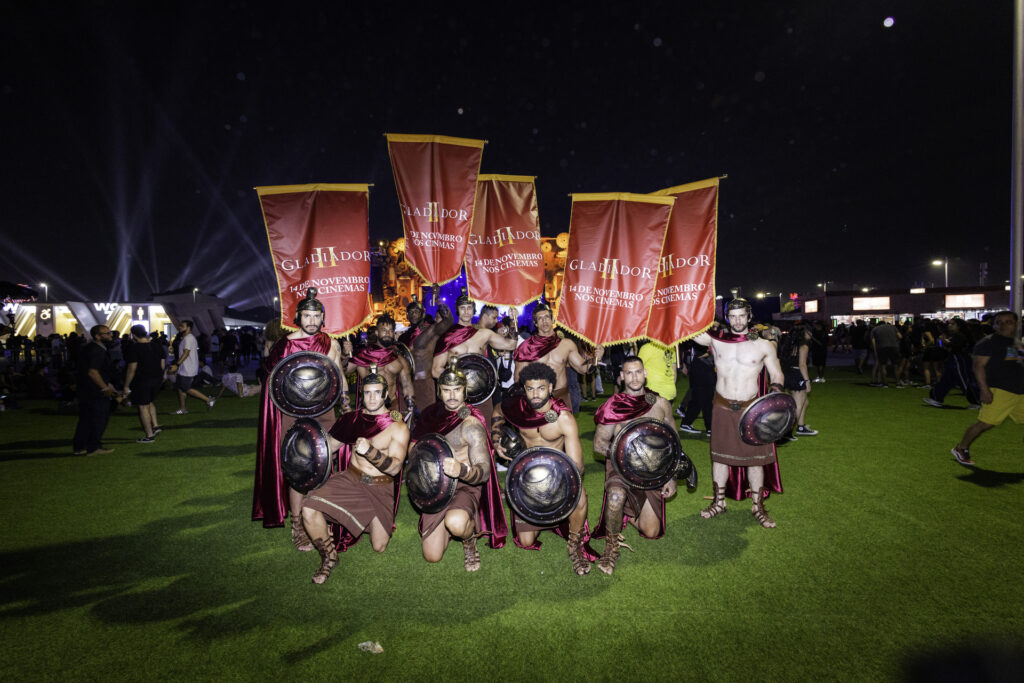 A Paramount Pictures leva ao Rock in Rio uma ação que vai bem além da música. Neste final de semana, os fãs de cinema também estão tendo uma experiência única com a presença de um times de gladiadores, para divulgar o lançamento de "Gladiador II", a aguardada sequência do clássico de 2000. Com isso, a Roma Antiga chega à Cidade do Rock, com uma ativação que promete encantar o público.