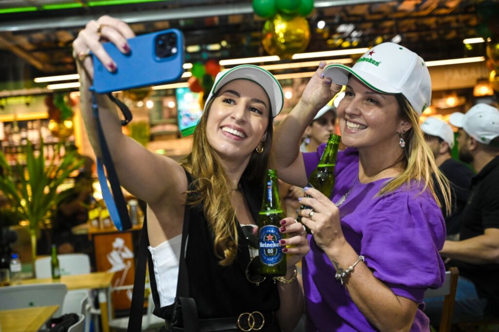 O Grupo Nós, em parceria com a Heineken, patrocinadora oficial do Rock in Rio, acaba de inaugurar a primeira loja Shell Select emblemática da cidade, localizada na Avenida Afonso Taunay, 801, na Barra da Tijuca. A nova unidade traz um conceito inovador que combina design, sustentabilidade e a energia do maior festival de música do mundo, prometendo uma experiência única aos consumidores.