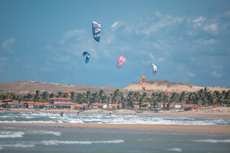 Cerveja Sol patrocina campeonatos de kitesurf e mountain bike do Sertões e promove happy hour