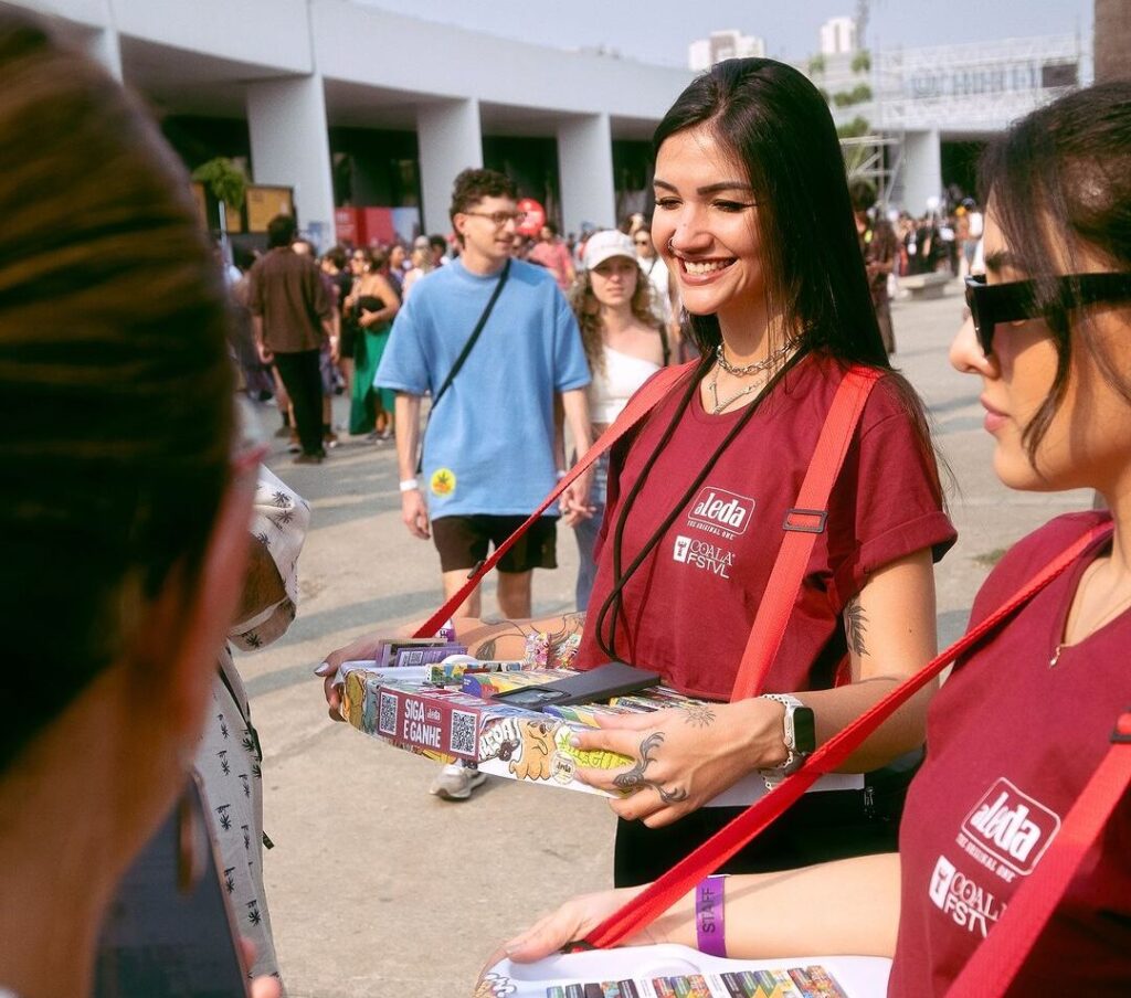 A aLeda, marca referência em papéis para fumar, marcou presença no Coala Festival 2024, que aconteceu no último fim de semana no Memorial da América Latina, em São Paulo. A empresa aproveitou a data para celebrar seus 18 anos e os 10 anos do evento, com diversas ativações que encantaram o público, incluindo uma vending machine inédita e distribuição de produtos.