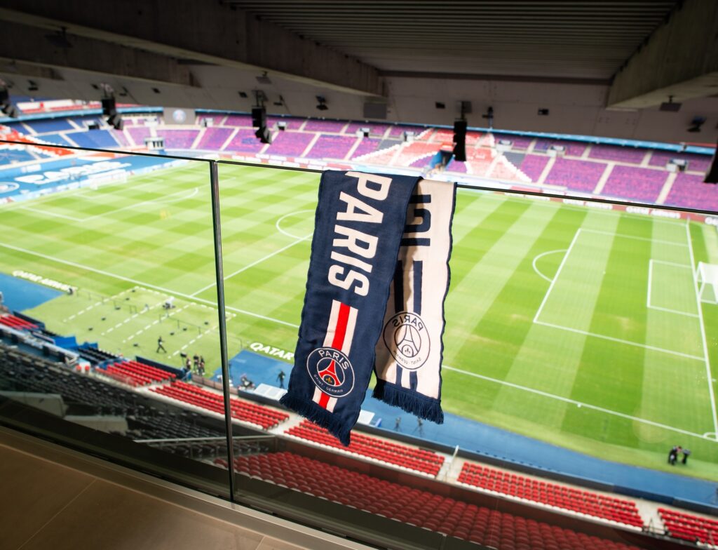 O Paris Saint-Germain e o Novotel criaram uma iniciativa única: um quarto de hotel no coração do Parc des Princes, o estádio do clube localizado em Paris. Localizada no topo das arquibancadas, essa suíte permite que seus ocupantes assistam a um jogo do PSG de uma varanda privativa com vista direta para o campo. Totalmente equipado com uma cama king-size, frigobar e banheiro, o quarto de hotel oferece uma experiência de luxo exclusiva para os fãs de futebol.