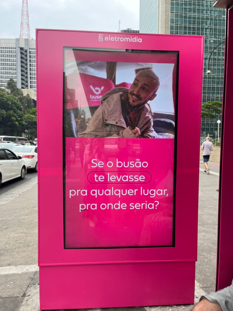 A Buser, plataforma de viagens rodoviárias, em parceria com a Eletromidia, está transformando a Avenida Paulista, em São Paulo, em um ponto de partida para a imaginação dos viajantes. A ação, que faz parte da segunda fase da campanha de reposicionamento da marca, iniciada em junho, conta com um ônibus cenográfico e um abrigo de ônibus completamente envelopados com a identidade visual da marca. 