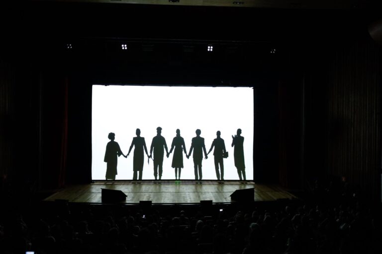 Audible celebra 1 ano no Brasil em evento com Teatro de Sombras assinado pela F/Malta