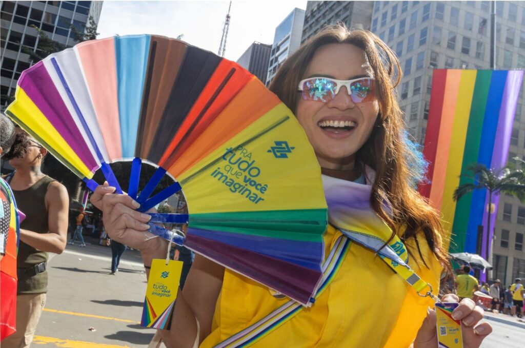 O Banco do Brasil, em parceria com a Agência Terruá, celebrou um importante marco ao se tornar finalista do prestigiado Effie Awards Brasil 2024 com o Cartão Orgulho. A campanha, que visa promover a inclusão financeira e a educação dentro da comunidade LGBTQIAPN+, demonstrou resultados excepcionais tanto em termos de impacto social quanto de negócios.