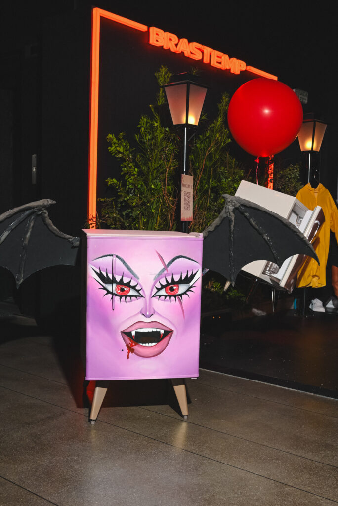 O tradicional Baile de Halloween da Sephora, conhecido por reunir celebridades e amantes da maquiagem em uma noite de celebração da individualidade, teve mais uma edição inesquecível. Com o tema “A Sétima Arte”, o evento, que aconteceu no Hotel Unique, em São Paulo, no dia 11 de outubro, trouxe um mergulho no universo do cinema de horror, e a Brastemp, da Whirlpool, marcou presença com um estande inspirado no filme "It a Coisa".