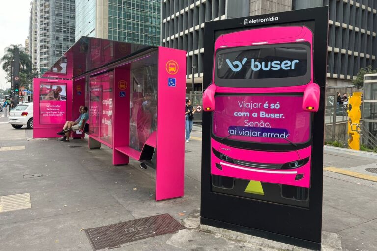 Buser instala ônibus cenográfico em abrigo de ônibus na Paulista