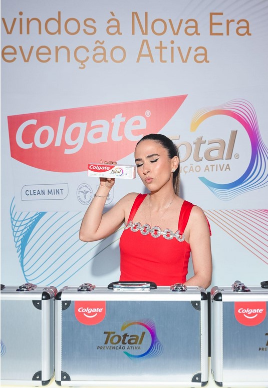 A Colgate realizou um evento exclusivo, em 24 de outubro, em São Paulo, para celebrar o lançamento de seu mais novo produto, o Colgate Total Prevenção Ativa. Com a presença de imprensa, influenciadores e celebridades como Tatá Werneck e Fernanda Gentil, a marca apresentou uma fórmula revolucionária que promete uma nova era na prevenção de problemas bucais.