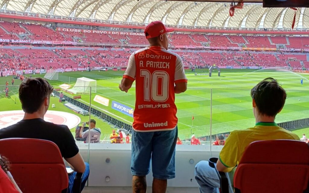 O sonho de Vinicius Gomes dos Santos, um apaixonado torcedor do Internacional, se tornou realidade no dia 19 de outubro. O baiano, que conquistou a internet com sua vibração nas arquibancadas do MorumBIS, teve a oportunidade de assistir ao clássico Gre-Nal no estádio Beira-Rio, graças a uma ação da EstrelaBet, patrocinadora oficial do Colorado.