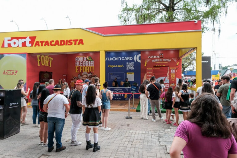 Fort Atacadista agita a Oktoberfest de Blumenau 2024 com desafios e brindes exclusivos