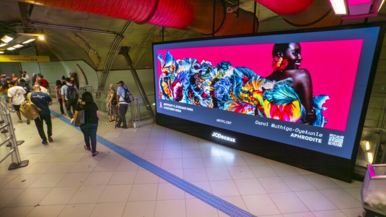 Metrô de São Paulo vira galeria de arte digital para conscientizar sobre o câncer de mama