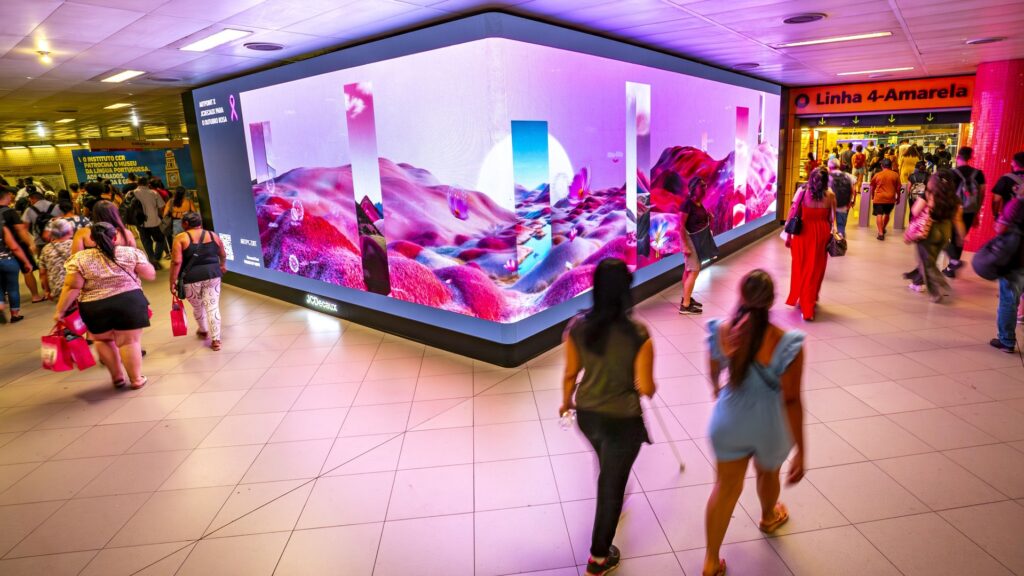 Em uma iniciativa inédita para a capital paulista, o Metrô de São Paulo se transformou em uma grande galeria de arte digital durante o mês de outubro. A parceria entre a JCDecaux e a Artpoint, líder mundial em acervo de obras de arte digitais, traz aos passageiros uma experiência imersiva e emocionante com o objetivo de conscientizar sobre a importância do diagnóstico precoce do câncer de mama.