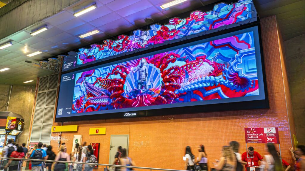 Em uma iniciativa inédita para a capital paulista, o Metrô de São Paulo se transformou em uma grande galeria de arte digital durante o mês de outubro. A parceria entre a JCDecaux e a Artpoint, líder mundial em acervo de obras de arte digitais, traz aos passageiros uma experiência imersiva e emocionante com o objetivo de conscientizar sobre a importância do diagnóstico precoce do câncer de mama.