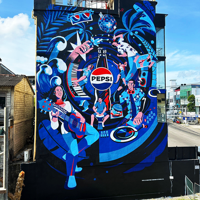 A Pepsi apresentou sua nova identidade de marca no Sri Lanka por meio da campanha “Pepsi Street Kala”, em homenagem aos seus 125 anos de história. A iniciativa apresenta 17 murais em todo o país, utilizando a arte pública para tornar a cultura e a criatividade mais acessíveis. É a primeira vez que a Pepsi apresenta sua nova identidade globalmente por meio da arte urbana.