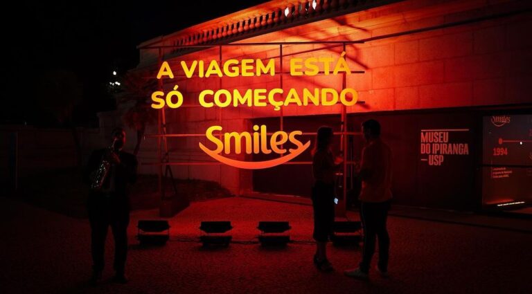 Smiles celebra 30 anos em grande estilo com festa no Museu do Ipiranga