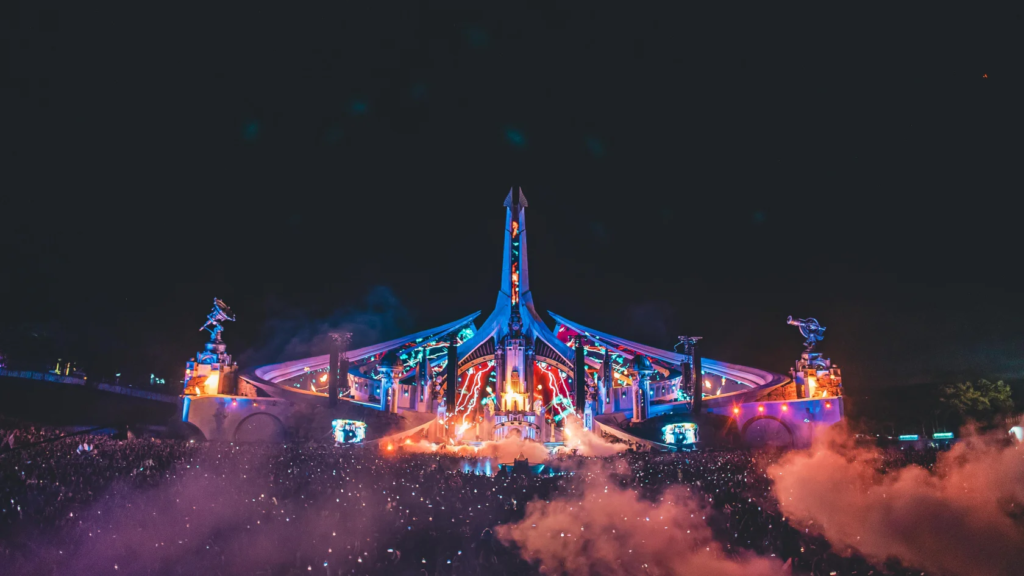 O Tomorrowland Brasil 2024 chega com sua tão aguardada edição de 11 a 13 de outubro, no Parque Maeda, em Itu, no interior de São Paulo, trazendo uma fusão de música eletrônica, arte e tecnologia. O festival é conhecido por reunir alguns dos maiores nomes da cena eletrônica mundial, criando uma atmosfera imersiva que promete encantar todos os participantes.