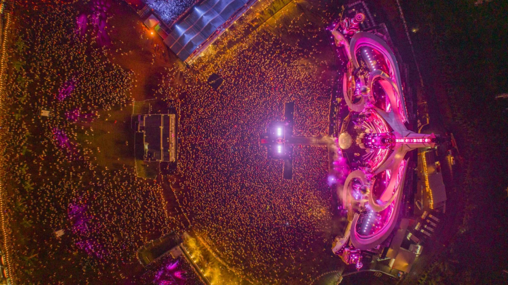 O Tomorrowland Brasil 2024 chega com sua tão aguardada edição de 11 a 13 de outubro, no Parque Maeda, em Itu, no interior de São Paulo, trazendo uma fusão de música eletrônica, arte e tecnologia. O festival é conhecido por reunir alguns dos maiores nomes da cena eletrônica mundial, criando uma atmosfera imersiva que promete encantar todos os participantes.