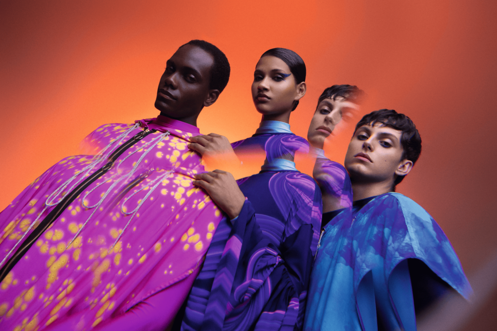 A 58ª edição da São Paulo Fashion Week (SPFW), que acontece de 14 a 21 de outubro no Pavilhão das Culturas Brasileiras, no Parque Ibirapuera, recebe uma experiência única e inovadora da Ypê. A marca brasileira de produtos de higiene e limpeza está utilizando I.A. e neurociência para transformar as sensações olfativas dos visitantes em estampas personalizadas.