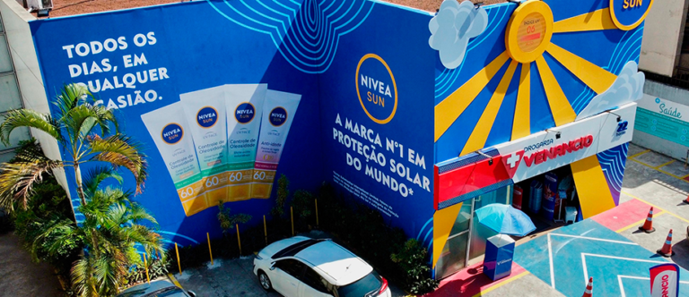 Nivea Sun transforma fachada da Drogaria Venancio e alerta sobre a radiação UV