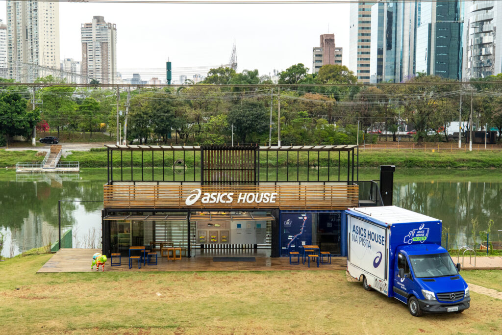 A ASICS House, um verdadeiro paraíso para corredores, completa dois anos de sucesso no Parque Bruno Covas, em São Paulo. Inaugurada em outubro de 2022, a iniciativa da marca japonesa já atendeu mais de 20 mil pessoas, oferecendo uma gama completa de serviços como treinos, experimentação de tênis, guarda-volumes e massagem.