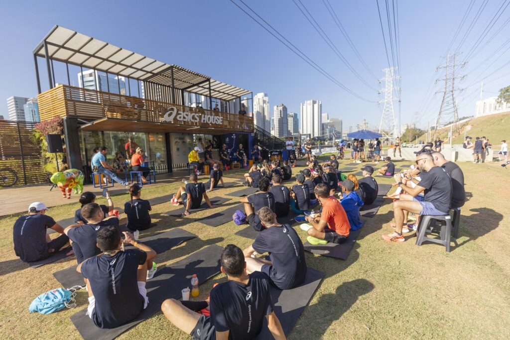 A ASICS House, um verdadeiro paraíso para corredores, completa dois anos de sucesso no Parque Bruno Covas, em São Paulo. Inaugurada em outubro de 2022, a iniciativa da marca japonesa já atendeu mais de 20 mil pessoas, oferecendo uma gama completa de serviços como treinos, experimentação de tênis, guarda-volumes e massagem.